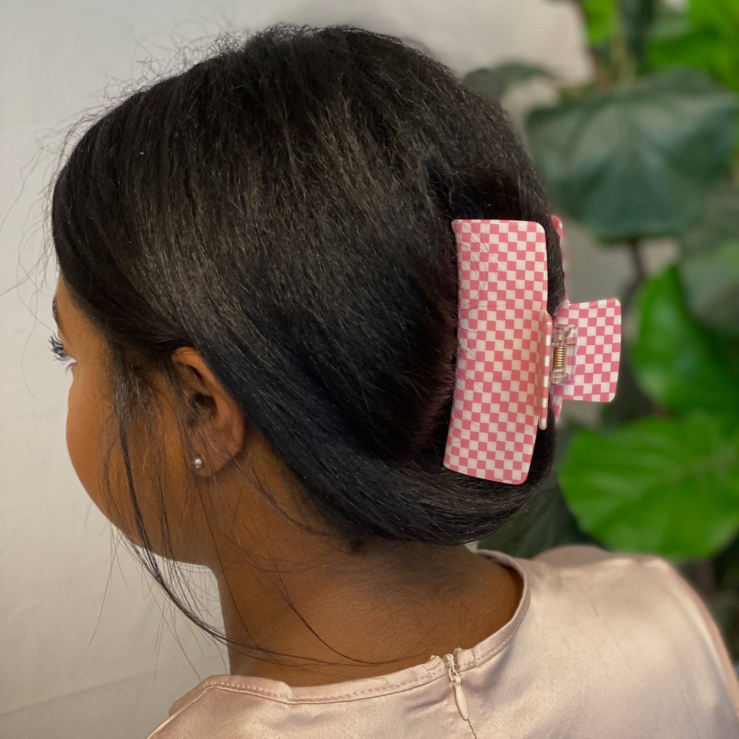OVERSIZED CHECKERED HAIR CLAW