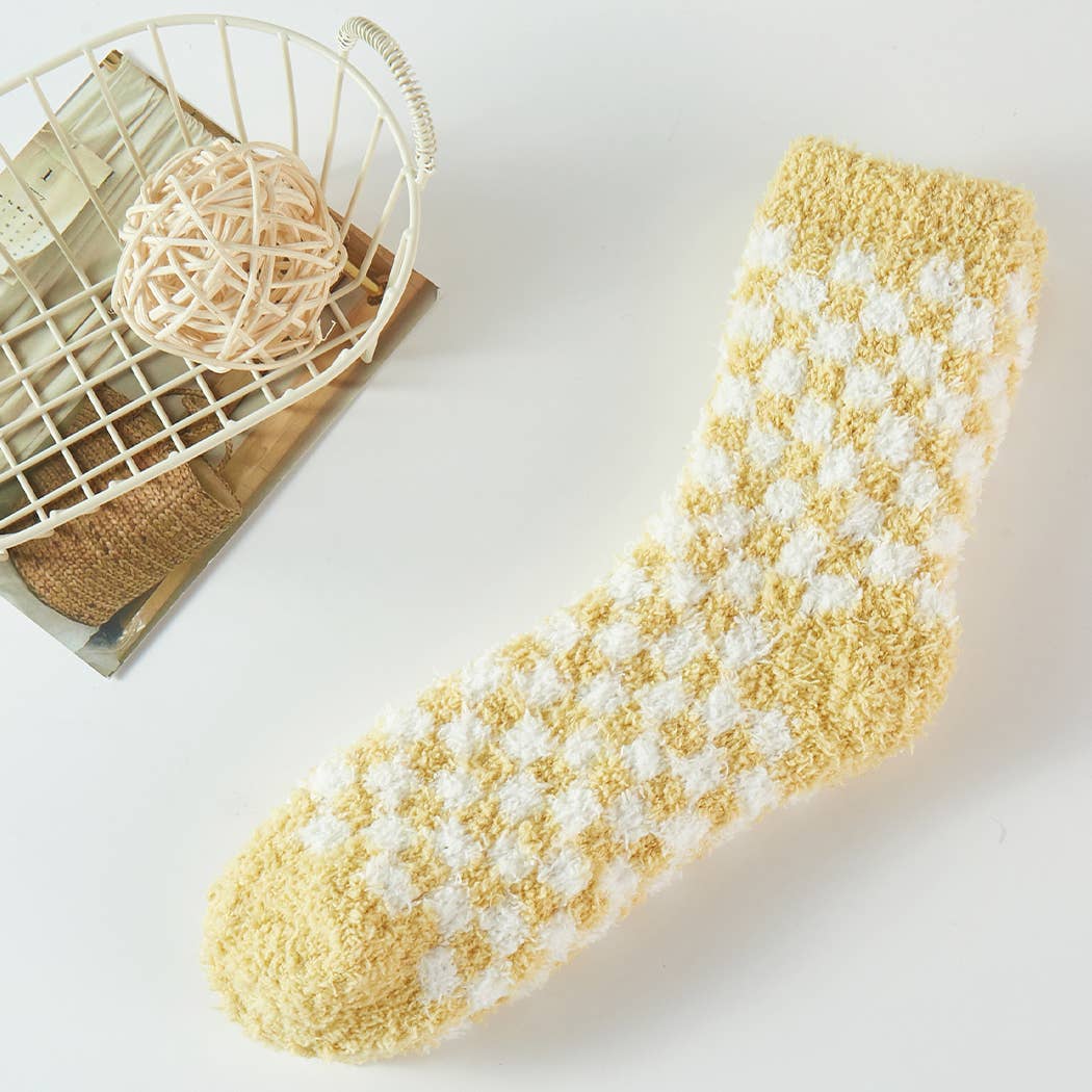 CHECKERED PATTERN FUZZY SOCKS
