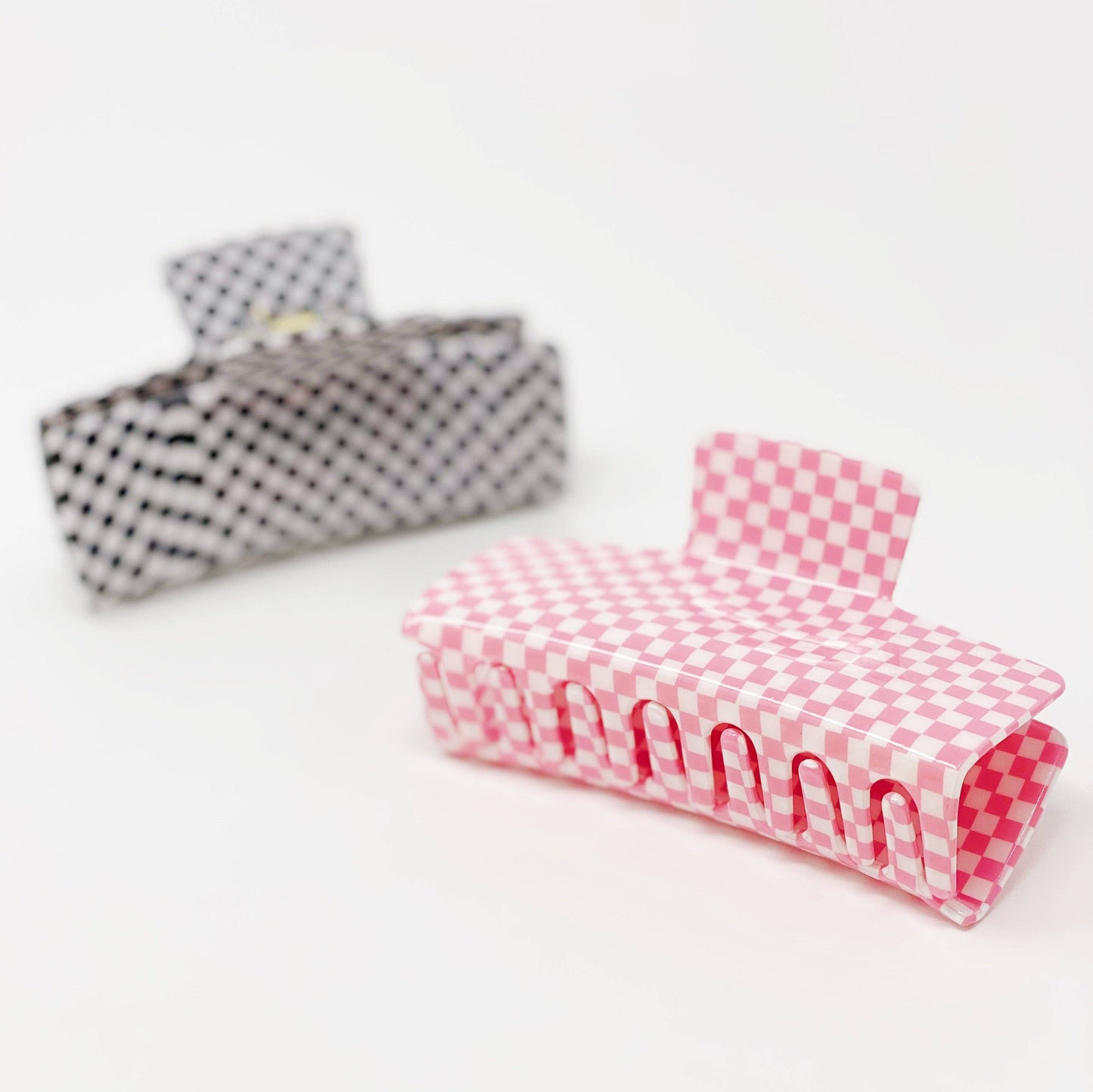 OVERSIZED CHECKERED HAIR CLAW