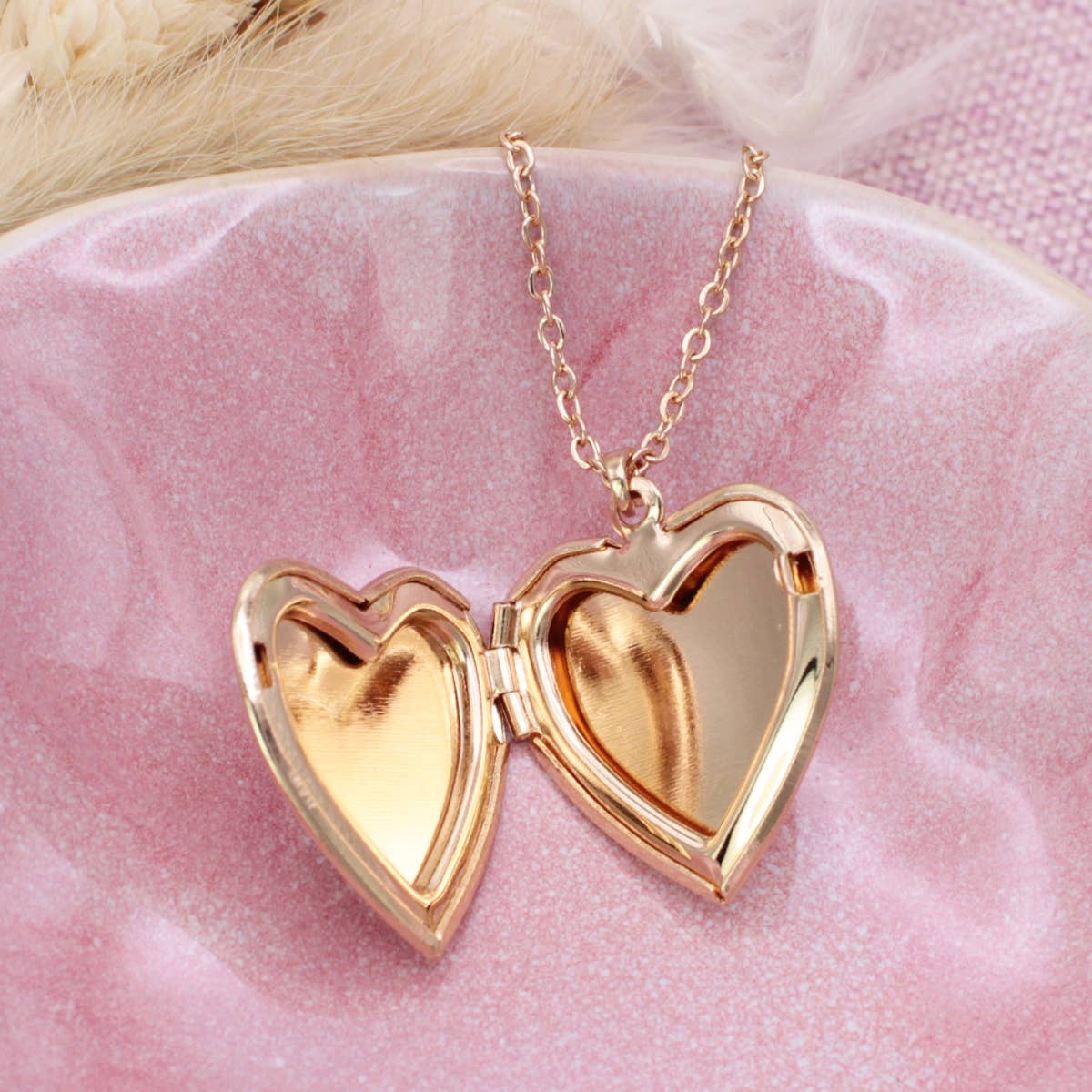 CHERISHED MEMORIES GOLD HEART LOKET NECKLACE