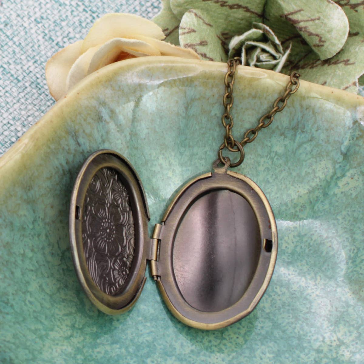 VINTAGE MEMORIES GOLD FLORAL LOCKET NECKLACE