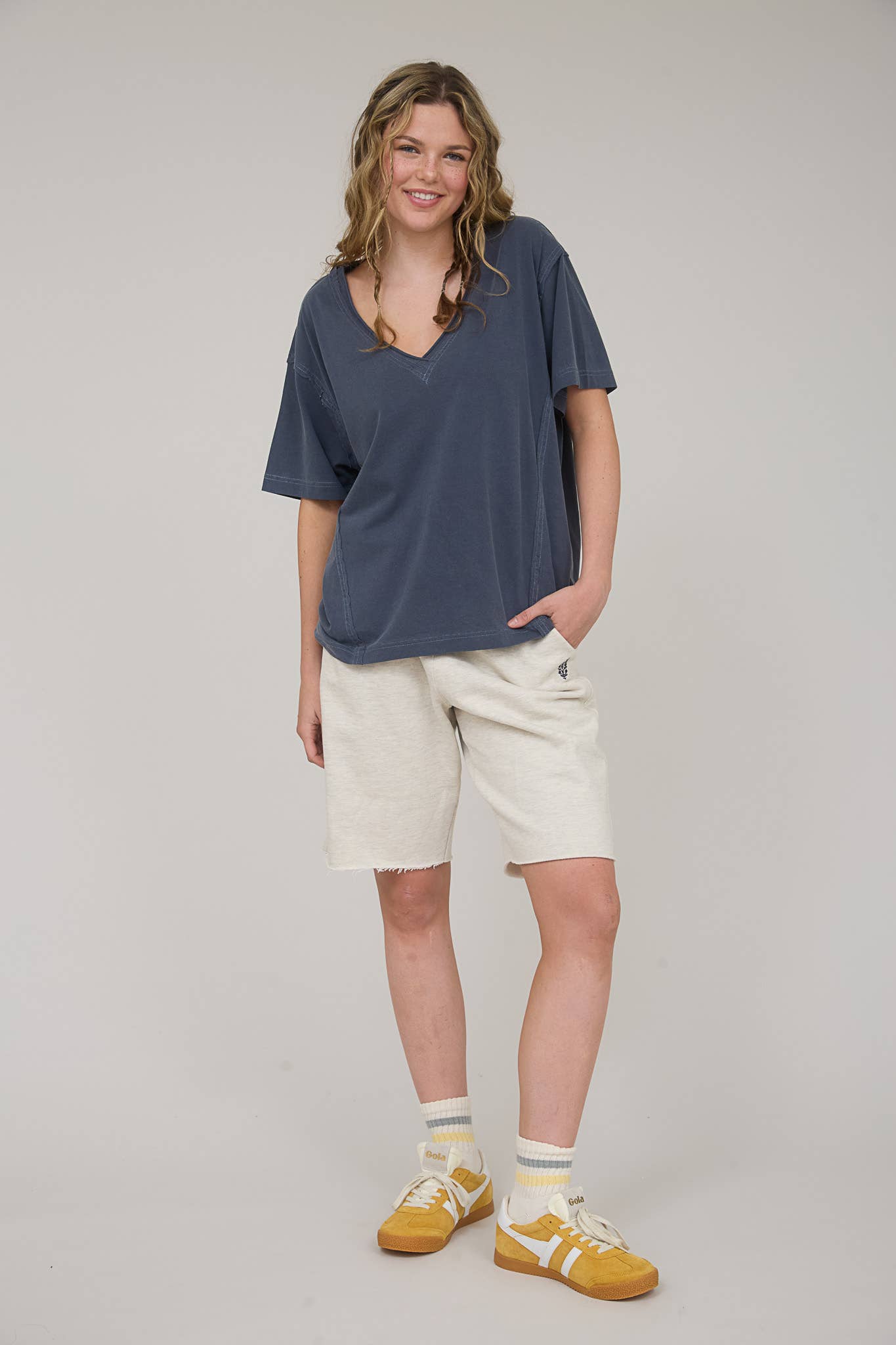 WASHED RAW EDGE V NECK SHORT SLEEVE KNIT TOP: NAVY