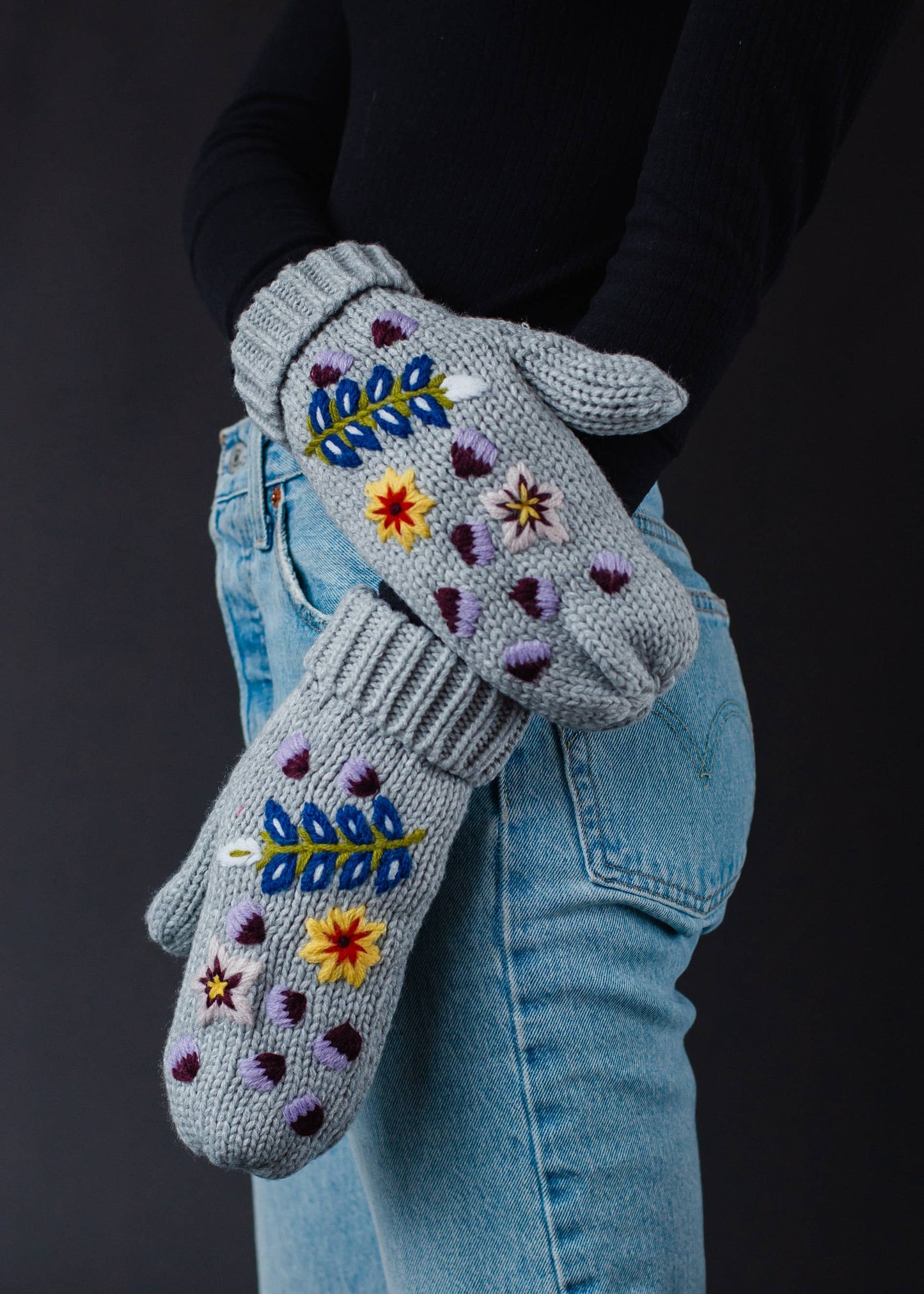 GREY HAND STITCHED FLORAL KNIT MITTENS