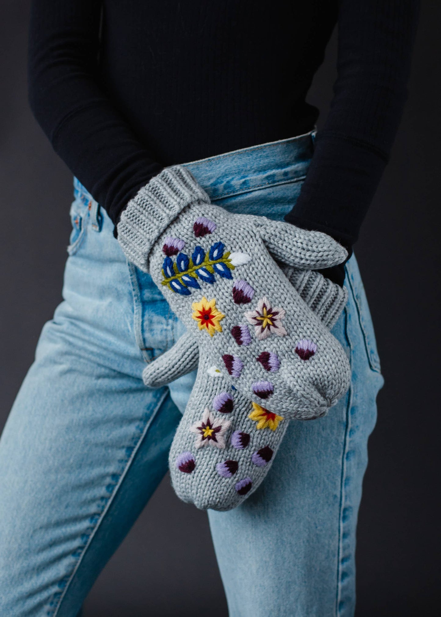 GREY HAND STITCHED FLORAL KNIT MITTENS