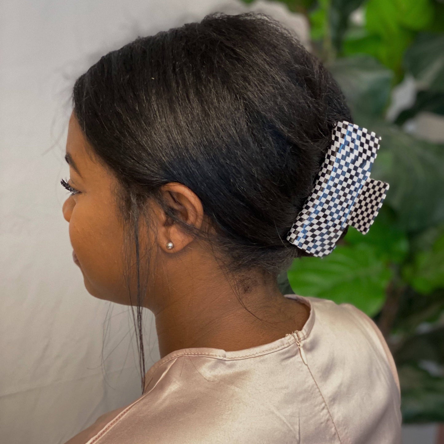OVERSIZED CHECKERED HAIR CLAW