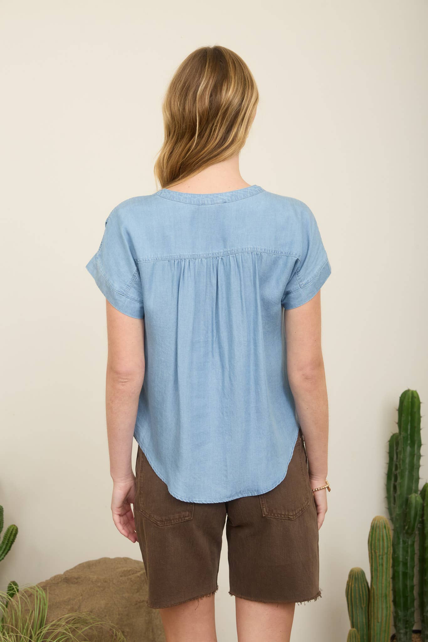 CHAMBRAY HENLEY RUCHED SHOULDER SHORT SLEEVE TOP
