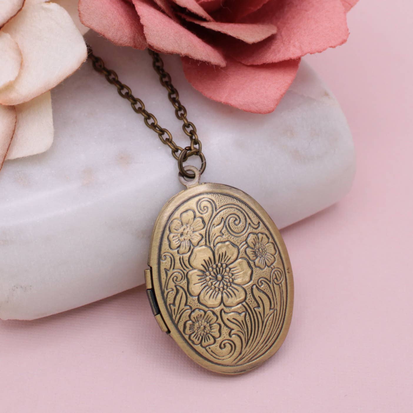 VINTAGE MEMORIES GOLD FLORAL LOCKET NECKLACE