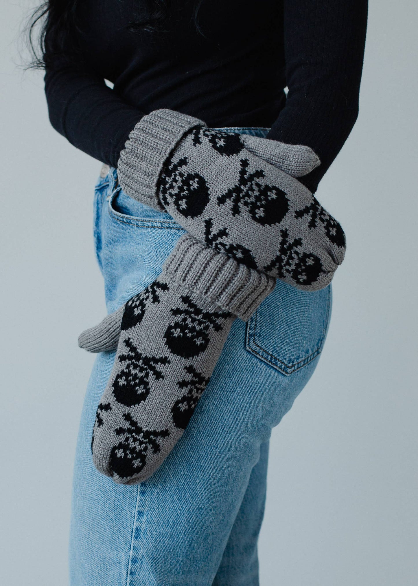 GRAY SKULL PATTERN MITTENS