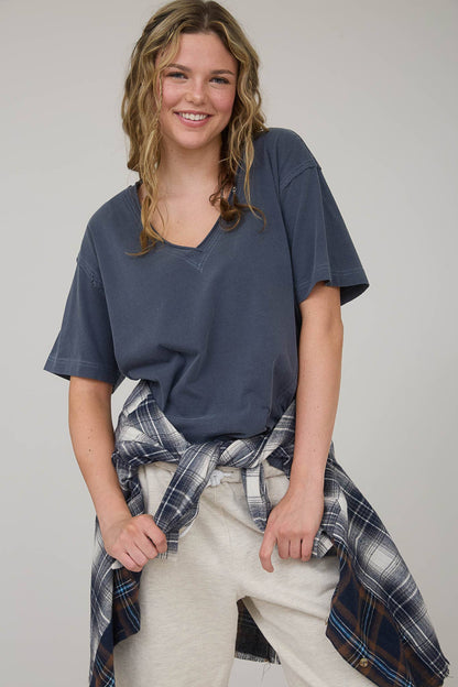 WASHED RAW EDGE V NECK SHORT SLEEVE KNIT TOP: NAVY