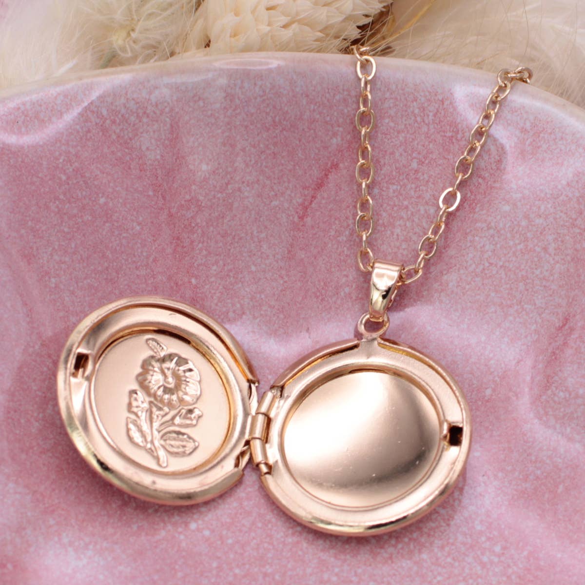 VINTAGE MEMORIES GOLD FLORAL LOCKET NECKLACE