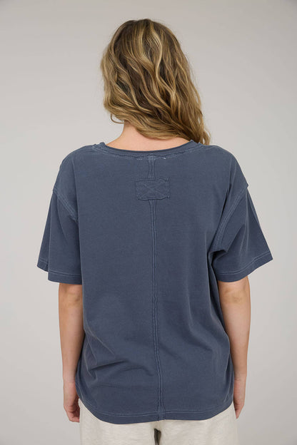 WASHED RAW EDGE V NECK SHORT SLEEVE KNIT TOP: NAVY