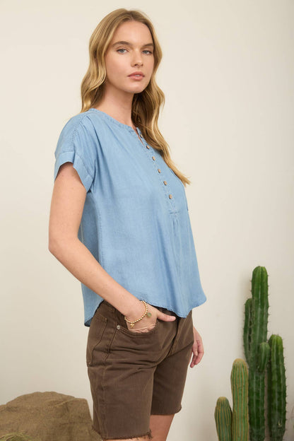 CHAMBRAY HENLEY RUCHED SHOULDER SHORT SLEEVE TOP