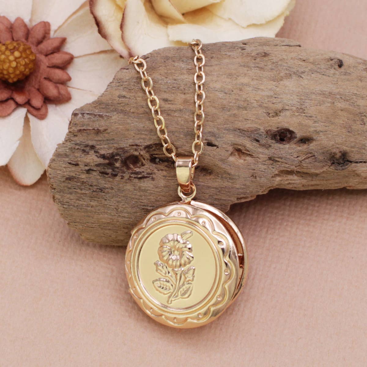 VINTAGE MEMORIES GOLD FLORAL LOCKET NECKLACE