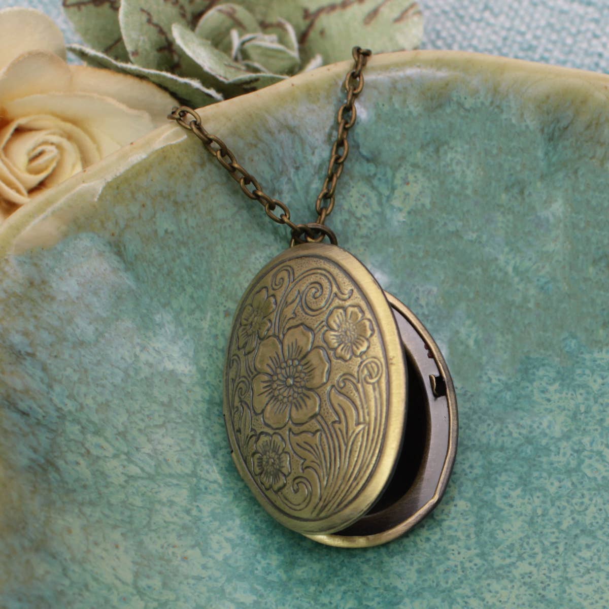 VINTAGE MEMORIES GOLD FLORAL LOCKET NECKLACE