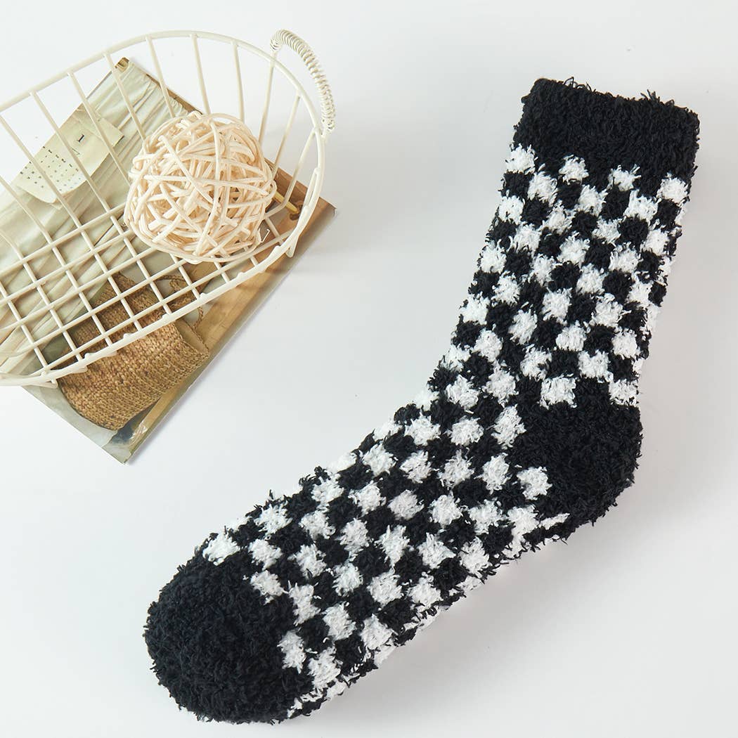 CHECKERED PATTERN FUZZY SOCKS