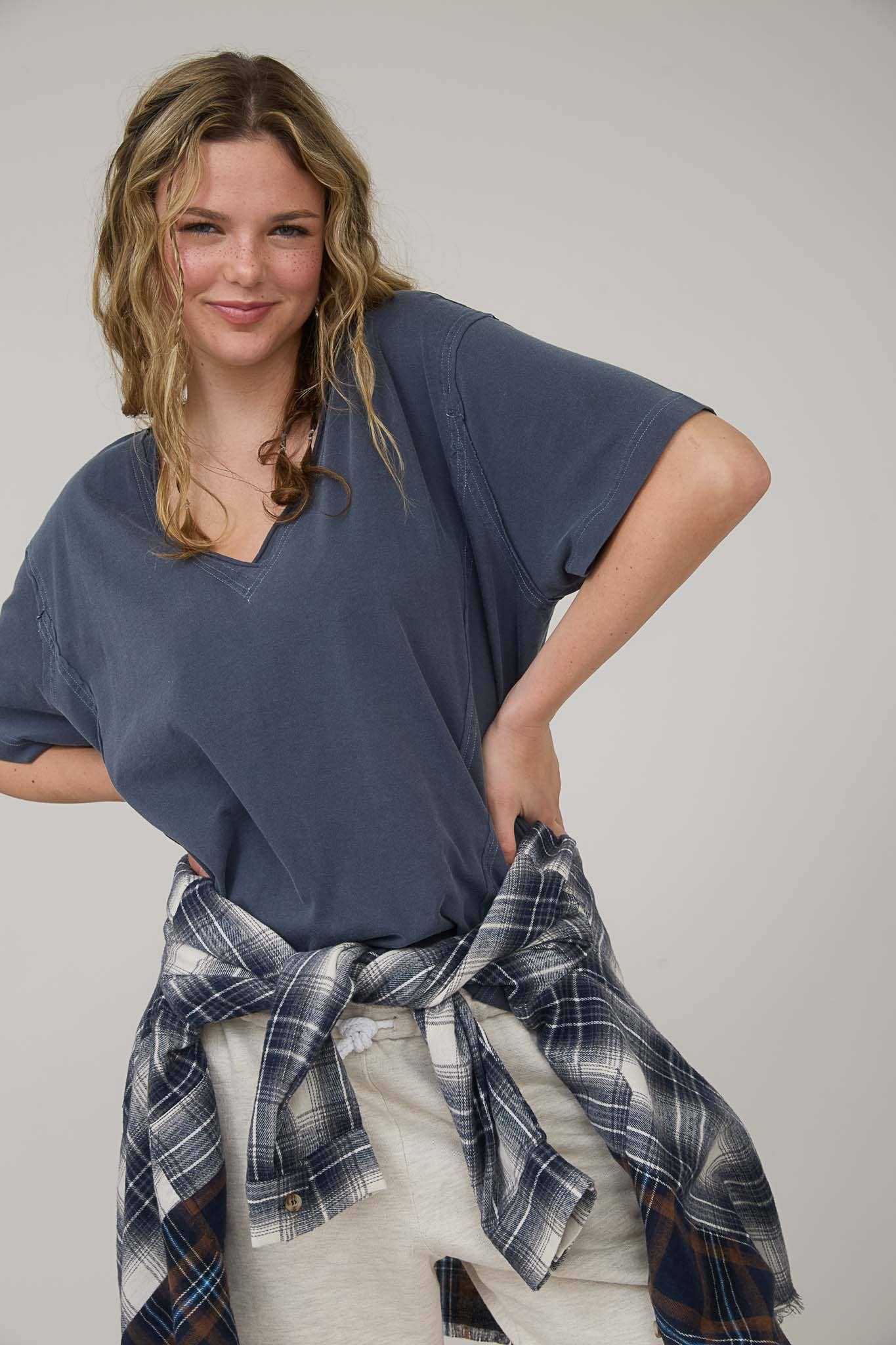 WASHED RAW EDGE V NECK SHORT SLEEVE KNIT TOP: NAVY