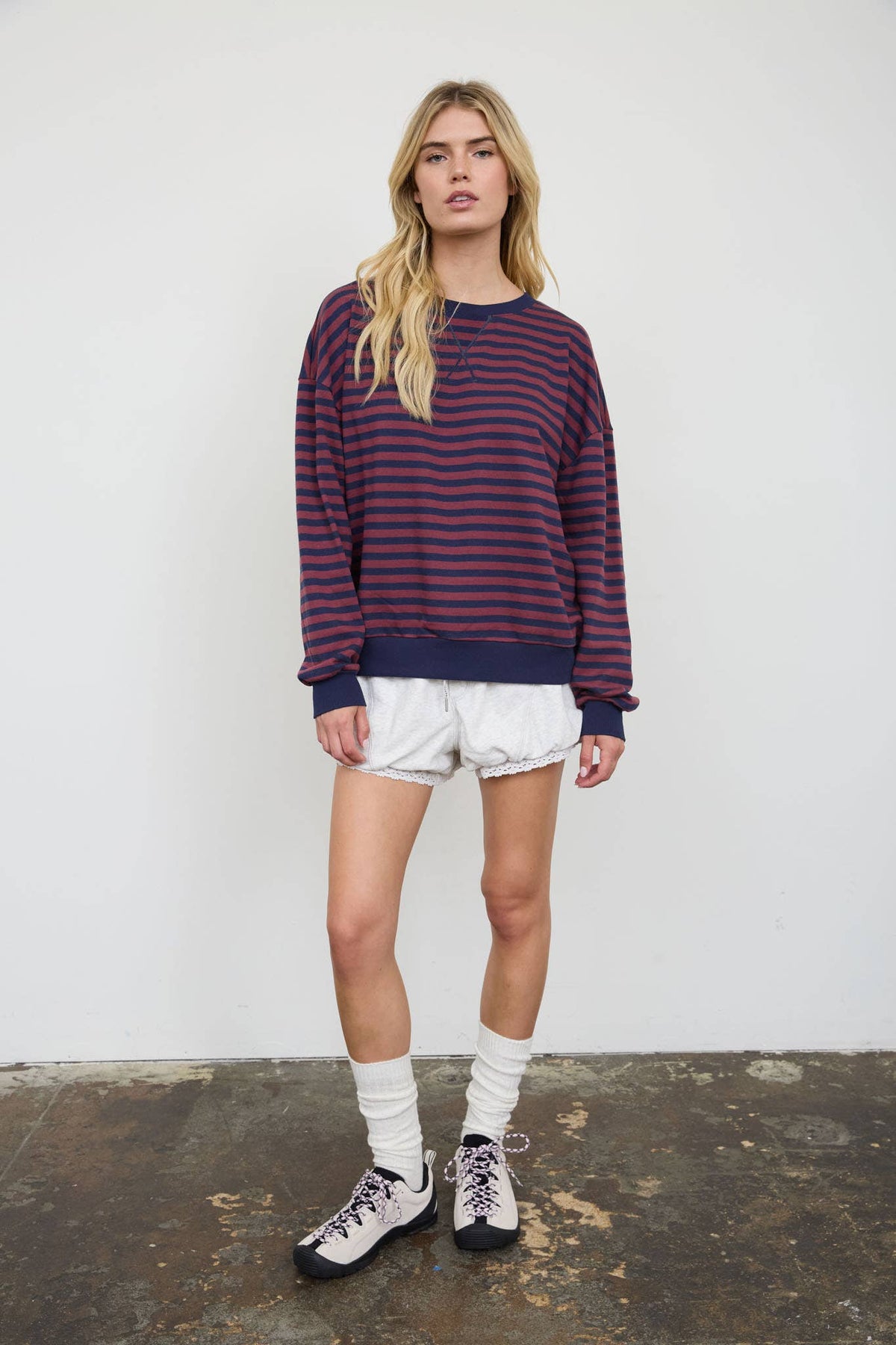 STRIPE V STITCH DETAIL LONG SLEEVE KNIT TOP: NAVY