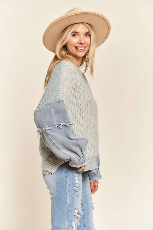 FRAYED DENIM SLEEVE SWEATER TOP