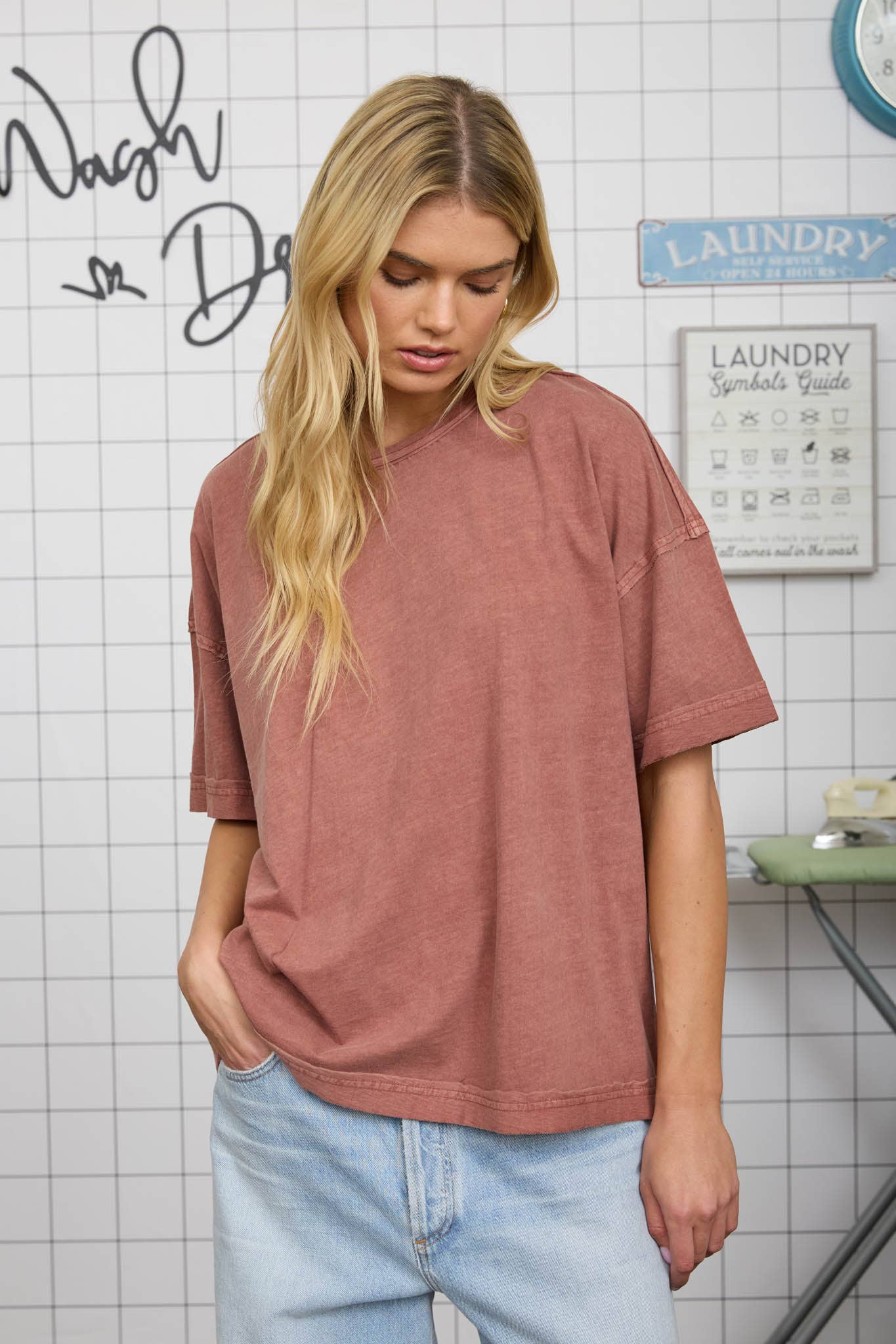 WASHED EXPOSED SEAM RELAXED KNIT T-SHIRT: TERRACOTTA