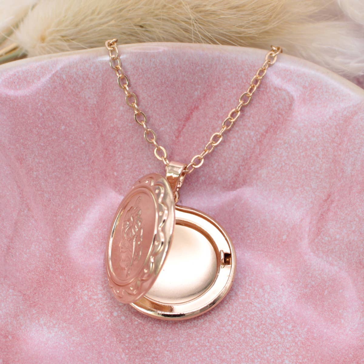 VINTAGE MEMORIES GOLD FLORAL LOCKET NECKLACE