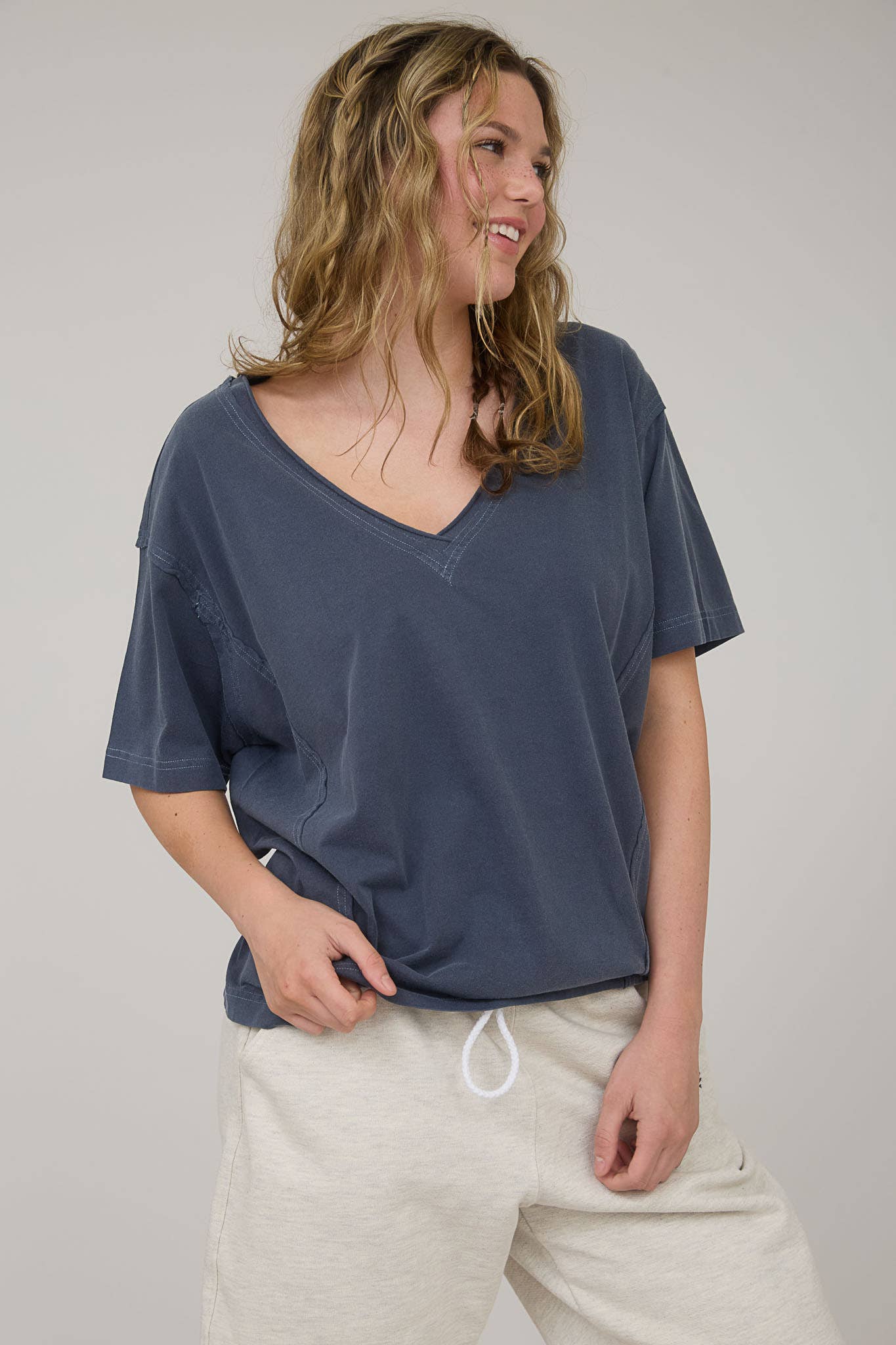 WASHED RAW EDGE V NECK SHORT SLEEVE KNIT TOP: NAVY