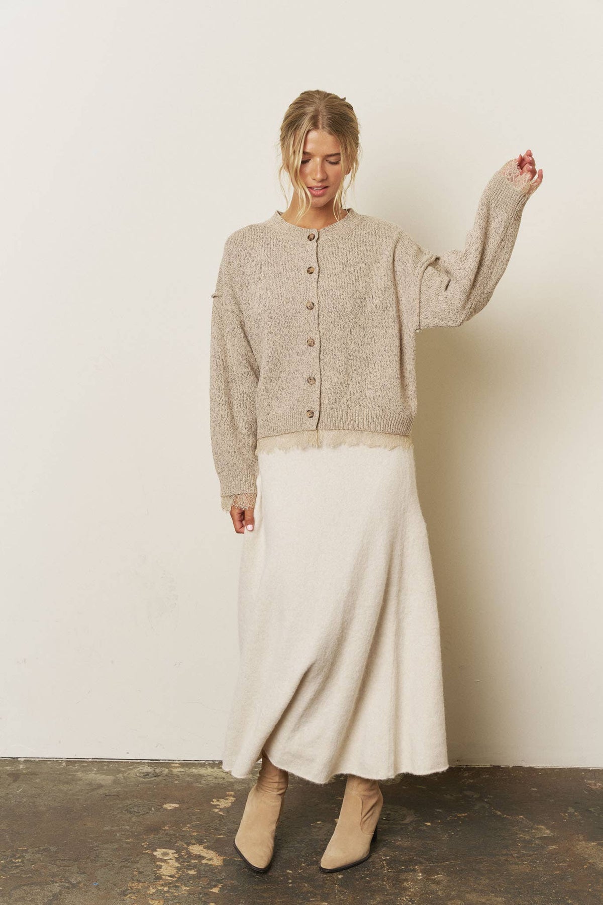 LACE TRIM EXPOSED SEAM BUTTON DOWN KNIT CARDIGAN: OATMEAL